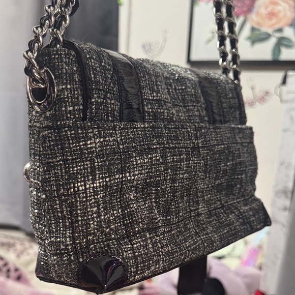 Brighton Tweed black patent leather floral shoulder bag. - Picture 6 of 13